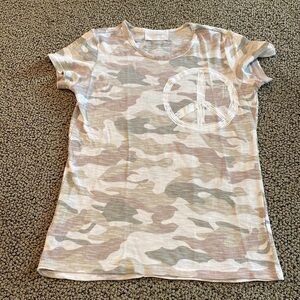 Six/Fifty Tan Camouflage Short Sleeved Peace Sign Shirt Size Small- Like New